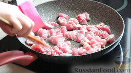 Быстрый плов: Как приготовить быстрый плов на сковороде:    Берем сковороду с плотно прилегающей крышкой. Наливаем в нее немного масла из нашего стаканчика. И обжариваем мясо под крышкой до получения золотистой корочки. Обжариваем мясо на сильном огне 5-6 минут. Когда мы видим, что золотистая корочка образуется, можно мясо подсолить и поперчить.