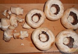 Шницель из шампиньонов: Как приготовить грибной шницель из шампиньонов:     Первым делом надо подготовить шампиньоны. Понадобятся лишь шляпки грибов, поэтому ножки необходимо удалить и отставить в сторону.