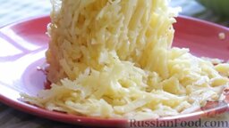 Хрустящий хашбраун: Как приготовить хрустящий хашбраун:    Очистите картофель и натрите на крупной терке. Переложите в дуршлаг и отожмите лишнюю влагу.
