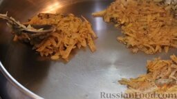 Хрустящий хашбраун: Выложите картофель на сковороду и вилкой разровняйте тонким слоем.