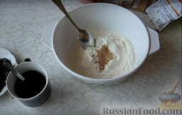 Постный пирог с кофе и черносливом: Смешиваем в миске все сухие ингредиенты: муку, соду, соль, корицу, молотый имбирь.