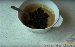 Постный пирог с кофе и черносливом: Разрезаем промытый и обсушенный чернослив на 4-6 частей и добавляем в тесто. Все тщательно перемешиваем.
