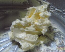 Французский масляный крем: А тем временем сливочное масло взбейте с ванильным сахаром до пышности, минуты 2.