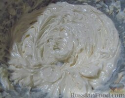Французский масляный крем: В сливочное масло введите теплые взбитые яйца, при этом необходимо взбивать массу, не отрываясь (минуты 2).