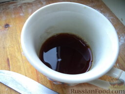 Булочки "Жаворонки": Заварить крепкий сладкий чай.