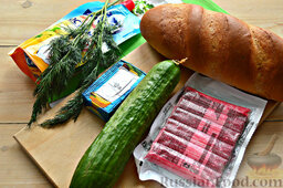 Бутерброды на праздничный стол: Подготавливаем для праздничных бутербродов с салатом из крабовых палочек нужные продукты.