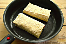 Шаурма с колбасой и крабовыми палочками: Поджариваем с двух сторон получившийся лаваш на сковороде, поверхность которой должна быть слегка смазана маслом.