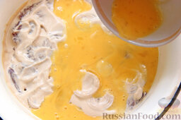 Бифштекс из маринованной телятины: Вливаем яйцо к телятине в маринаде, перемешиваем.