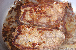 Бифштекс из маринованной телятины: Отмываем сковороду, ставим ее уже на умеренный огонь, кладем на дно бифштексы.