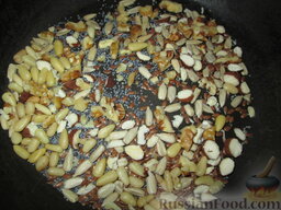 Салат из шпината и клубники: Орешки измельчить и вместе с семенами подрумянить на сухой сковороде.