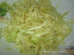 Салат из капусты по-немецки: Заправляем салат, даем ему настояться.