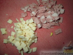 Омлет в перце: Как приготовить омлет в перце:    Сыр и колбаску нарезать мелким кубиком.