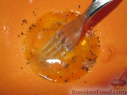 Омлет в перце: Яйцо посолить и взбить, добавить черный перец.