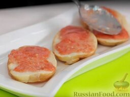 Бутерброды "Пинчос по-одесски": Щедро пропитать соусом кусочки багета.