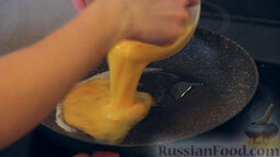 Тёплый салат "Presto с омлетом": Отдельно в сковороде готовим омлет любым удобным для вас способом. К яйцам можно добавить одну столовую ложку молока. Соль и перец – по вкусу. Полученную болтушку необходимо вылить в разогретую сковороду с растительным маслом.