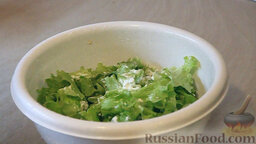 Тёплый салат "Presto с омлетом": В листья салата добавляем сметану и перемешиваем.