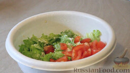 Тёплый салат "Presto с омлетом": Затем добавляем порезанные кубиками помидоры. Ещё раз легко перемешиваем.