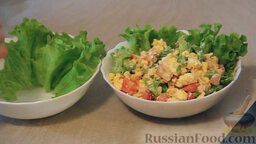 Тёплый салат "Presto с омлетом": Выкладываем теплый салат 