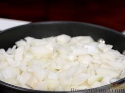 Овощное рагу или жаркое из лука (армеко): На сковороде разогреть кукурузное масло. Выложить лук. Накрыть крышкой, тушить на медленном огне.