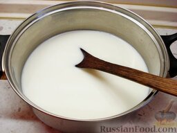 Торт "Наполеон": Для приготовления заварного крема нужно налить молоко в кастрюльку, всыпать туда 100 г сахара и довести почти до кипения.