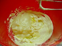 Торт "Наполеон": Когда заварной крем будет одинаковой температуры со сливочным маслом, начать понемногу добавлять крем в масло, каждый раз тщательно размешивая состав.