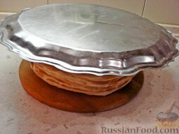 Торт "Наполеон": Для ускорения процесса можно придавить торт сверху подносом или большой тарелкой.