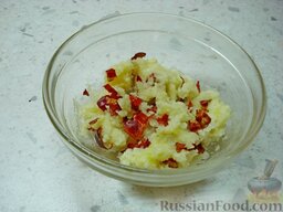 Мясной рулет из свиного подчеревка со шпинатом: Натереть пласт солью с 2-х сторон, поперчить.