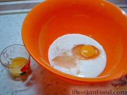 Рулет с маком (из дрожжевого теста): В отдельной посуде (большой миске) соединить 1 яйцо, 1 белок яичный (желток пригодится для смазывания выпечки), сахар, ванильный сахар, оставшееся теплое молоко. Все перемешать.  Добавить к смеси остывший маргарин.