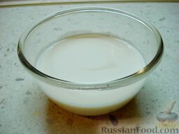 Пирог "Кружевной" с маком (из дрожжевого теста): В 100 мл теплого молока (не более 38°С) размешать 1 чайную ложку сахара и растворить все дрожжи. Оставить на 10 минут для активации дрожжей.  Маргарин растопить.