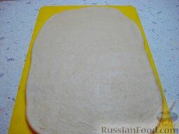 Пирог "Кружевной" с маком (из дрожжевого теста): Раскатать тесто с помощью скалки. Должен получиться пласт толщиной 1 см.