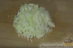 Суп-пюре с сельдереем: Как приготовить суп-пюре из сельдерея с картофелем:    Мелко режем лук.