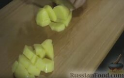 Суп-пюре с сельдереем: Очищаем картофель и режем кубиками.