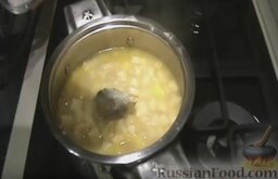 Суп-пюре с сельдереем: Солим и добавляем лавровый лист.