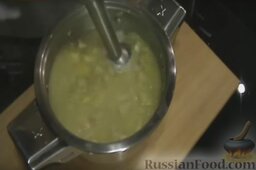 Суп-пюре с сельдереем: После того, как суп будет готов, блендером доводим его до однородной массы.
