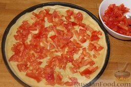 Пицца "Воскресная" из отварной свинины и помидоров: Сверху выкладываем помидоры.