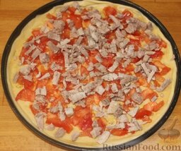 Пицца "Воскресная" из отварной свинины и помидоров: На помидоры раскладываем свинину, перчим и солим.