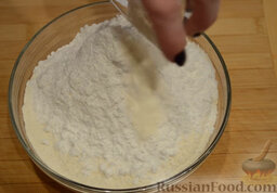 Песочный пирог с вишней: Смешиваем 400 г муки, 200 г сахарной пудры и 1 ч.л. разрыхлителя.