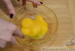 Песочный пирог с вишней: Перемешиваем желтки.