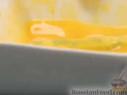 Крокеты из картофеля: Взбить яйца, окунуть крокеты во взбитые яйца.