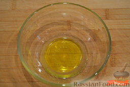 Слоеный салат с куриной грудкой: Смешать вилкой сок лимона и оливковое масло.