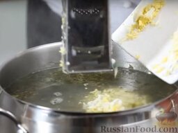 Зеленый борщ: Выложить яйца в бульон.