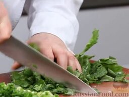 Зеленый борщ: Нарезать подготовленный шпинат.