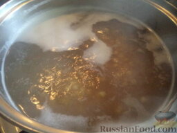 Суп чечевичный  "Остановиться невозможно": Чечевицу залить холодной водой, довести до кипения (снять пену). Варить на небольшом огне 10-15 минут.