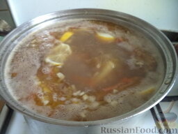 Суп чечевичный  "Остановиться невозможно": Добавить в суп дольки лимона. Варить чечевичный суп на  минимальном огне 15-20 минут.
