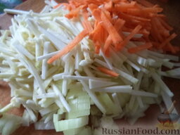 Суп чечевичный  "Остановиться невозможно": Очистить и вымыть лук, морковь и корень сельдерея. Нарезать соломкой.