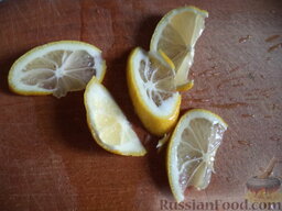 Суп чечевичный  "Остановиться невозможно": Половину лимона нарезать кружочками.