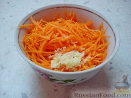 Салат "Корзина с фиалками": Морковь натереть соломкой. Добавить к ней чеснок, пропущенный через пресс.