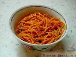 Салат "Корзина с фиалками": Масло сильно нагреть. Добавить в морковь все специи и влить горячее масло. Все перемешать.
