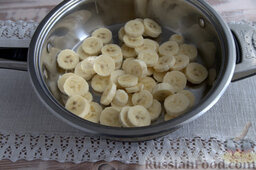 Рулет с жареными бананами: Как приготовить рулет с жареными бананами:    Очищаем спелые бананы от толстой кожуры, шинкуем небольшими пластинами и выкладываем их в сотейник.