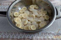 Рулет с жареными бананами: Добавляем сахар. Для изготовления начинки можем использовать тростниковый сахар или классический.